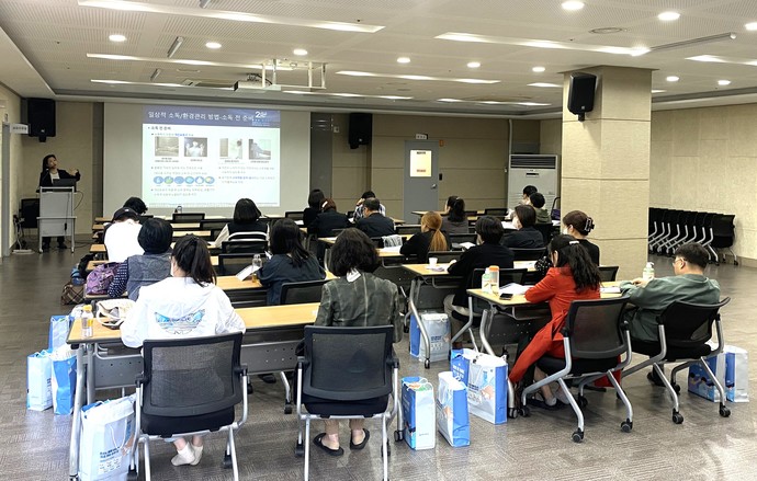 군포시보건소는 지난 6일 산본보건지소 대교육실에서 노인장기요양기관 시설장 및 종사자 50여 명을 대상으로 '감염예방 관리 교육'을 실시했다. 사진=군포시보건소