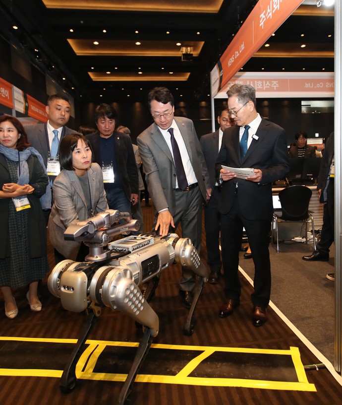 지난 17일부터 18일까지 수원과학대학교 SINTEX에서 열린 ‘2023 화성 모빌리티 전시회’가 3천여 명의 참관객들로 전시장을 채우며 성황리에 막을 내렸다. 사진=화성시청