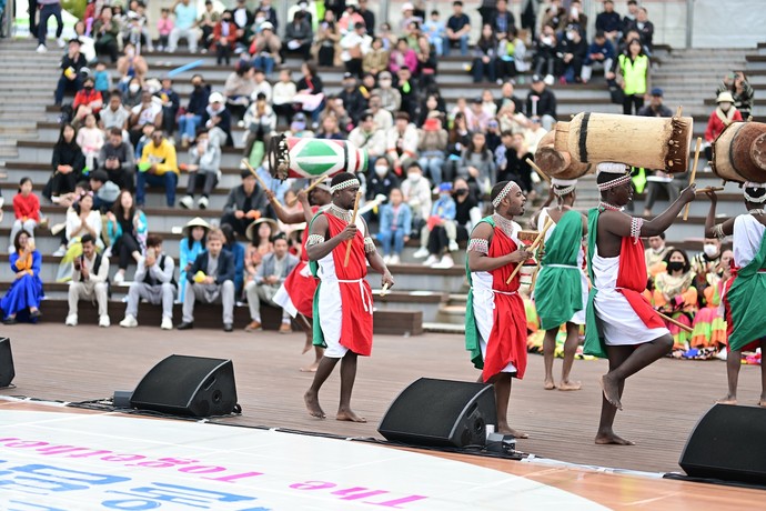 안산시는 지난 22일 화랑유원지에서 내외국인 주민 2천5백여 명이 참석한 가운데 ‘세계인의 어울림 한마당’ 행사를 성황리에 개최했다.  사진=안산시청