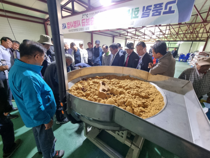 양평군이 지난 20일 강하면 전수리에서 양봉 사육 농가와 관계자 등 50여 명이 참석한 가운데 ‘고품질 화분떡 생산 기술보급 시범사업’ 현장 시연회를 개최했다고 23일 밝혔다. 사진=양평군청