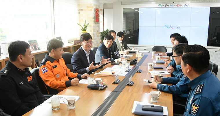 이민근 안산시장(왼쪽 세번째)이 지난 23일 경찰, 소방 대표 기관장들과 ‘안산형 시민안전모델’ 현안을 논의했다. 사진=안산시청