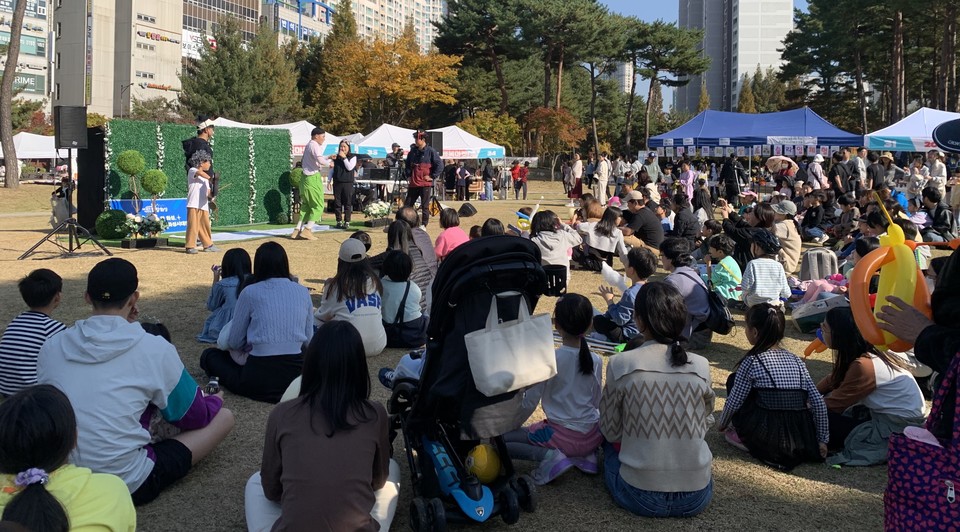 화성시가 후원하고 능동상가상인회가 주최주관한 ‘2023년 제1회 화성시행복마켓’이 지난 28 동탄센트럴파크 잔디광장과 분수광장에서 개최되어 축제를 함께 한 시민들에게 즐거움과 기다림을 주며 성황리에 마쳤다. 사진=화성시