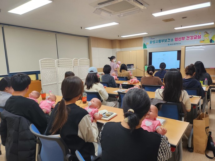 화성시 동부보건소에서 임산부의 날(10월 10일)을 기념해 4주간 ‘임신부 건강교실’을 운영했다. 사진=화성시 동부보건소