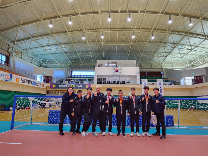 선전 끝에 3위를 차지한 인천시선수단 골볼팀이 기념촬영을 하고 있다.