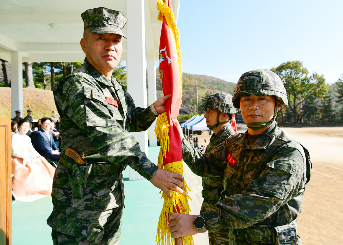 제27·28대 해병대 제2사단장 이·취임식에서 김계환 해병대사령관(왼쪽)이 신임사단장 정종범 소장에게 군기를 이양하고 있다.