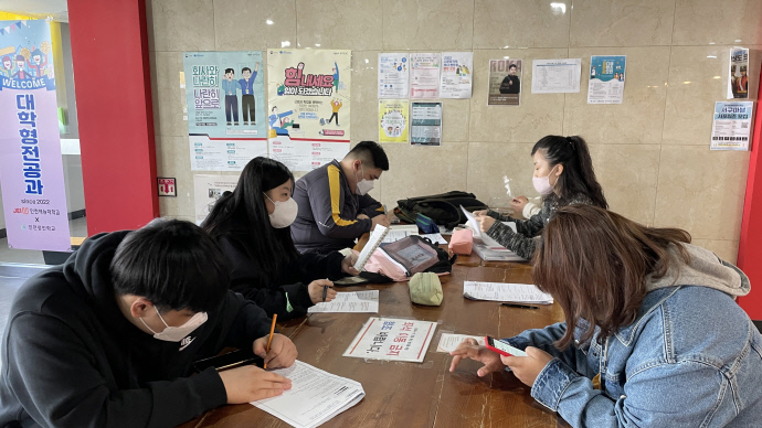 대학형 전공과 학생들이 중간고사를 준비하고 있다. 사진 = 인천시교육청