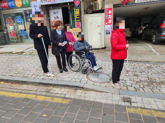 유은희 서구의원이 서구청 일대 거리를 주민들과 동행해 점검하고 있다. 사진=서구의회