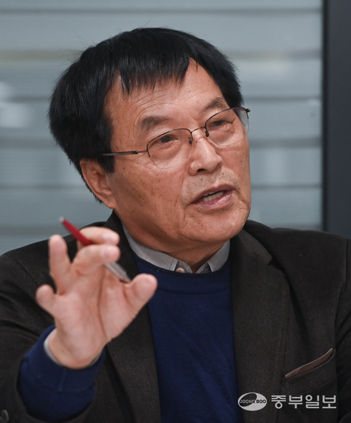 김형렬 삼광선재(주) 회장이 지난 16일 안산시 단원구 스마트스퀘어지식산업센터에 위치한 본사 사무실에서 주력 제품에 대해 설명하고 있다. 임채운기자