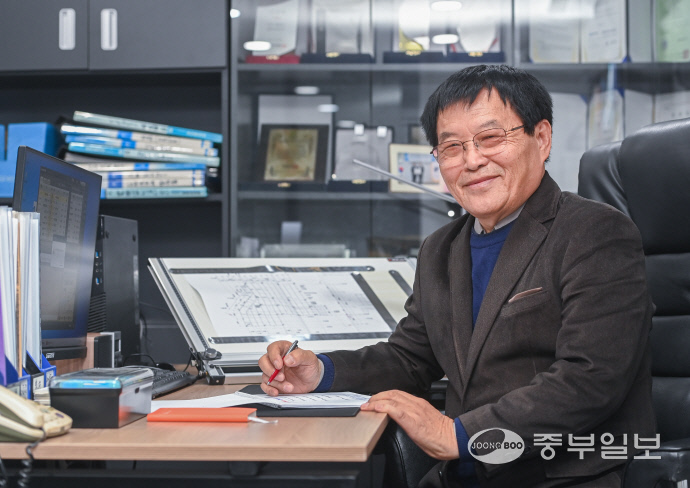 김형렬 삼광선재(주) 회장이 지난 16일 안산시 단원구 스마트스퀘어지식산업센터에 위치한 본사 사무실에서 주력 제품에 대해 설명하고 있다. 임채운기자