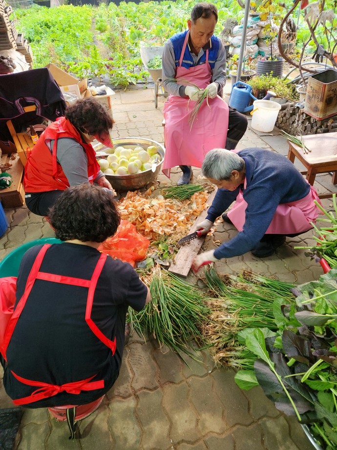 군포시 대야동 지역사회보장협의체가 겨울철 관내 취약계층의 월동준비를 돕고자 김장 담그기를 실시하고, 지난 1일 직접 담근 김장김치 80박스를 독거노인, 장애인 등 취약계층과 관내 경로당에 전달했다. 사진=군포시청