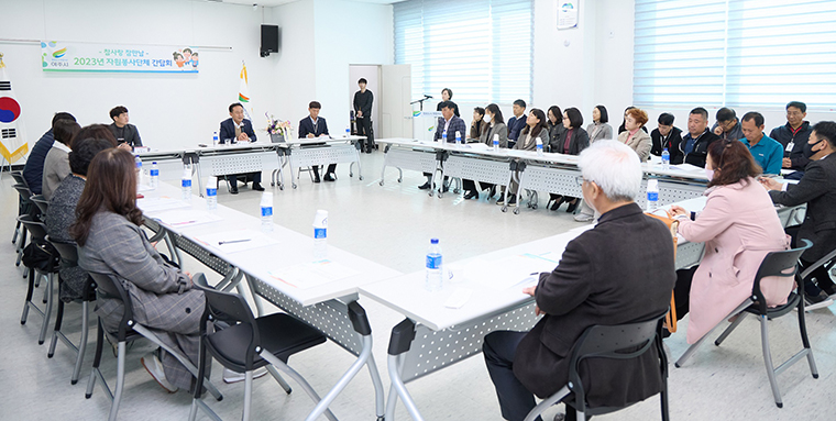 이충우 여주시장이 지난 8일 중앙동 지역사회보장협의체 위원들과 간담회를 개최했다. 사진=여주시청