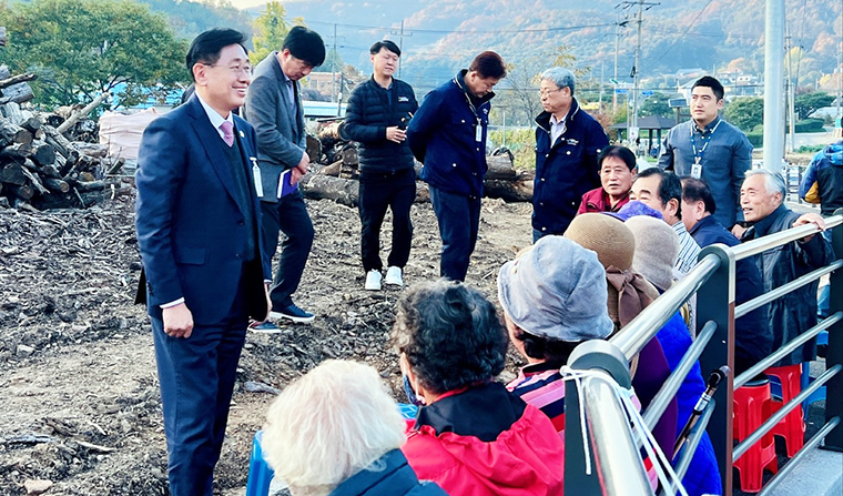 전진선 양평군수가 지난달 30일 세월리, 공세리 회전교차로의 현장 점검을 펼치고 주민 의견을 청취했다. 사진=양평군청
