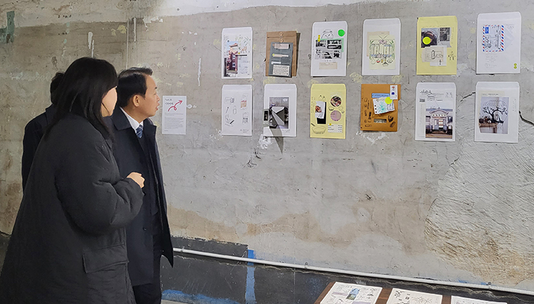 김찬진 인천 동구청장(오른쪽)이 ‘언노운 북 페스티벌’에 전시된 작품을 둘러보고 있다. 사진=인천 동구청
