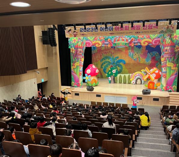 인천 동구는 동구문화체육센터에서 지난 14~15일 관내 15개 유치원과 어린이집 원아 650여 명을 대상으로 아토피 예방 인형극을 선보였다. 사진=동구청