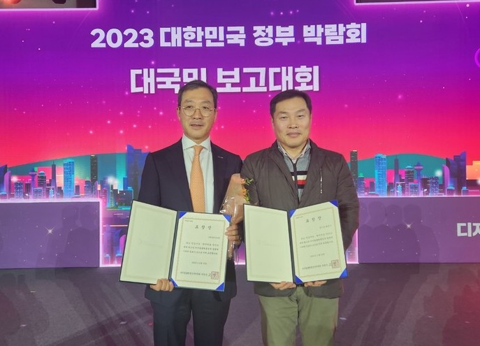 화성시가 부산 벡스포에서 열린 ‘2023년 대한민국 정부 박람회’에서 대통령 직속 디지털플랫폼위원회 위원장 표창을 수상했다. 사진=화성시청