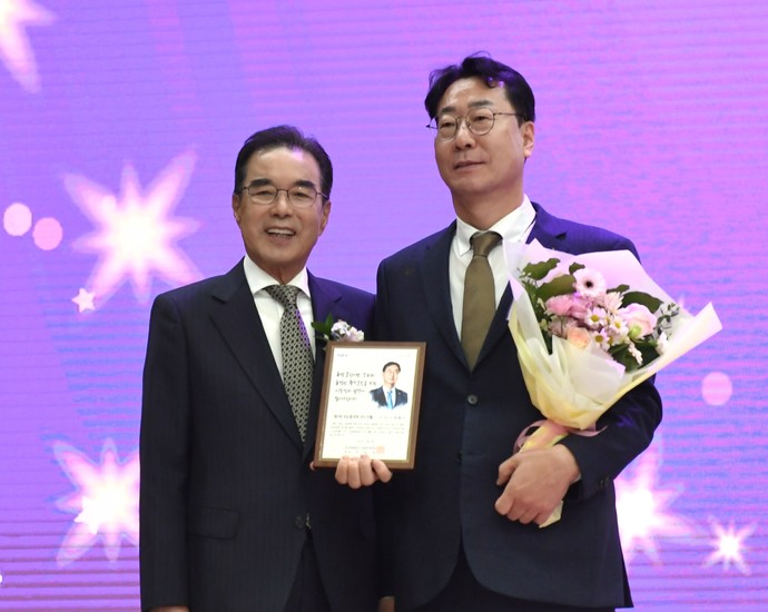 정명근 화성시장(사진 오른쪽)이 29일 농협중앙회 중앙본부에서 2023년 ‘귀농활성화 선도인상’을 수상했다. 사진=화성시청