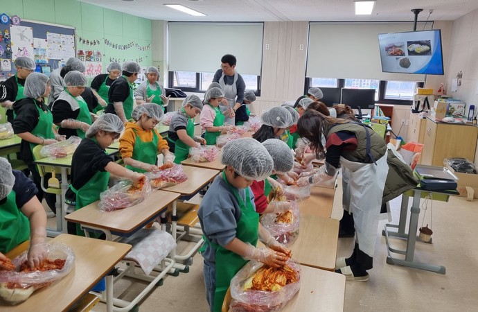 화성시공공급식지원센터가 관내 초등학교로 찾아가 올바른 식습관을 키우고 전통 식문화를 알리는 김장체험 프로그램을 운영했다. 사진=화성시공공급식지원센터