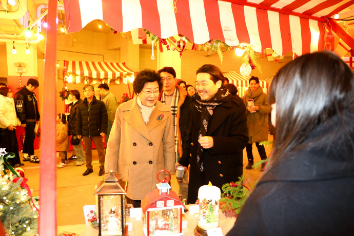 김경희 시장, 시몬스테라스 크리스마스마켓 방문