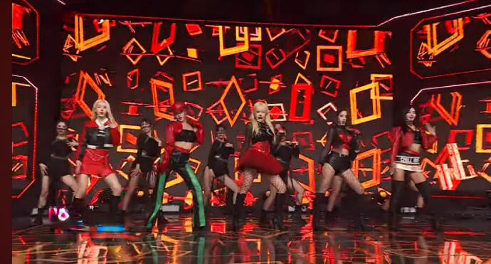 女子團體LAYSHA在「Simply K-Pop CON-TOUR」演唱會上發布歌曲《Yes or Not》