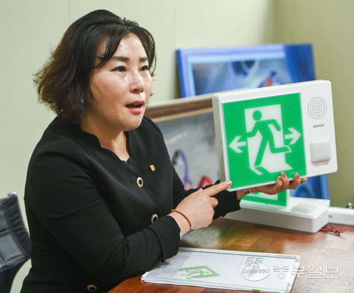 12일 오전 안산시 (주)청보 본사에서 이영주 공동대표가 인터뷰 중 자사 제품을 소개하고 있다. 임채운기자