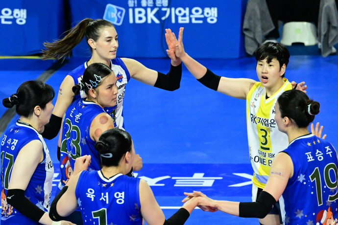 IBK기업은행, 여자 프로배구 현대건설 3시즌 연속 <b>10연승 저지</b>