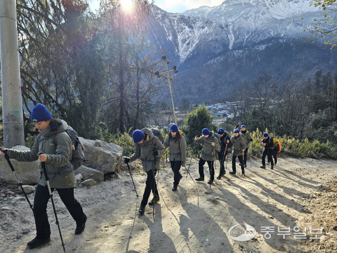 24일 오전(현지시간) 중부일보 ‘2023 Expedition East of Annapurna’ 탐험대원들이 네팔 히말라야 나르푸 계곡을 향해 걷고 있다. 사진=김종화기자