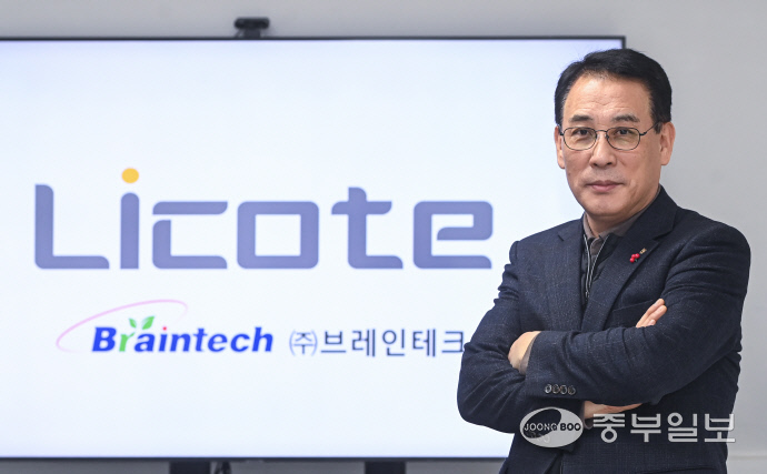 19일 수원시 장안구 브레인테크 기업부설연구소에서 안지홍 대표가 프로필 사진을 촬영하고 있다. 임채운기자