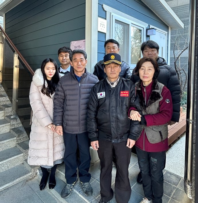 이천시가 아파트 경비원과 청소노동자 휴게시설 개산사업을 지원한 가운데 우수단지로 선정된 아파트 관계자들이 기념촬영하고 있다. 사진=이천시청