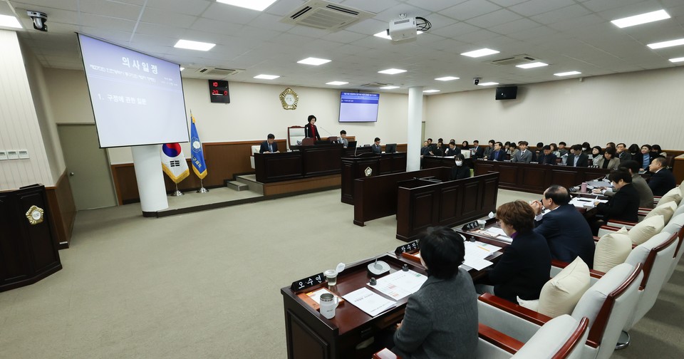 인천 동구의회는 지난 4일 제270회 제2차 정례회 2차 본회의에서 집행부를 상대로 구정 전반에 대해 질문을 했다. 사진=동구의회