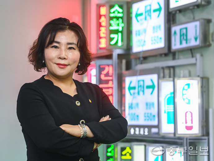 12일 안산에 위치한 ㈜청보 본사에서 이영주 공동대표가 제품 앞에서 인터뷰를 하고 있다 . 임채운기자