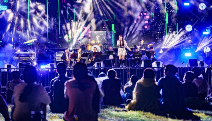 지난 9월16일 광교호수공원 재미난밭에서 열린 재즈페스티벌 공연을 시민들이 즐기고 있다.