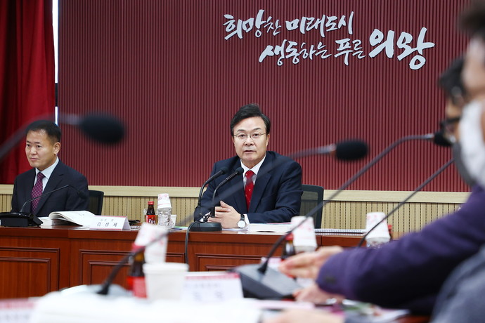 김성제 의왕시장이 지난 18일 시청 중회의실에서 진행된 ‘의왕시 2040 중장기 시정발전계획’ 최종보고회에 참석해 회의를 진행했다. 사진=의왕시청