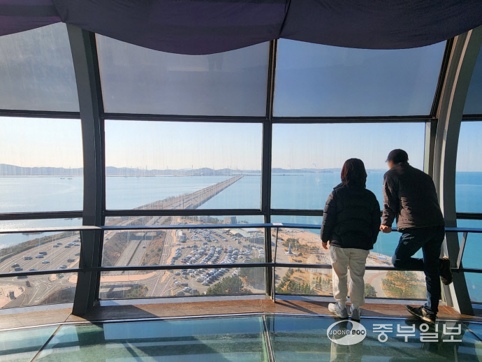 지난 6일 찾은 안산 시화달전망대에서 시민들이 시화방조제를 비롯한 경관을 구경하고 있다. 신연경 기자