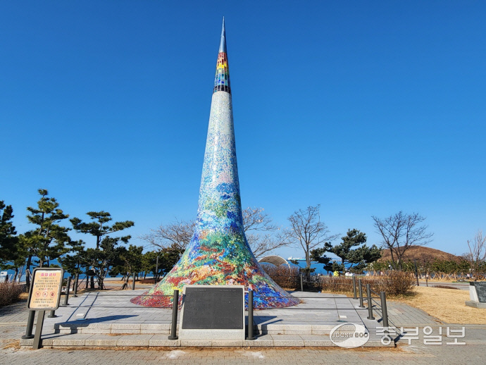 지난 6일 찾은 시화나래 조력공원에 설치돼 있는 조형물 ‘빛의 오벨리스크’. 신연경 기자
