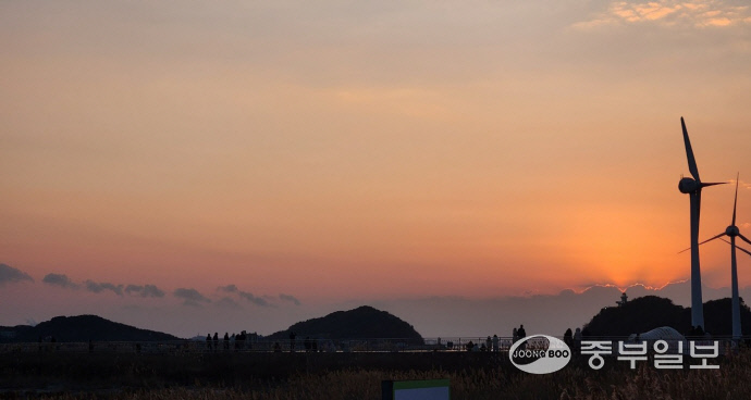 지난 6일 찾은 123번 버스 종점인 탄도항에서 바라본 일몰. 신연경 기자