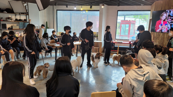 안성에 위치한 애니멀컴패니언에서 권오윤 대표가 반려인들을 대상으로 교육 프로그램을 진행하고 있다. 사진=애니멀컴패니언