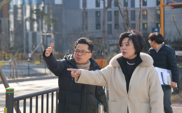 23일 율목초·중통합학교 통학로 안전 점검에 나선 신계용(오른쪽) 과천시장이 현장 설명을 청취하고 있다. 사진=과천시청