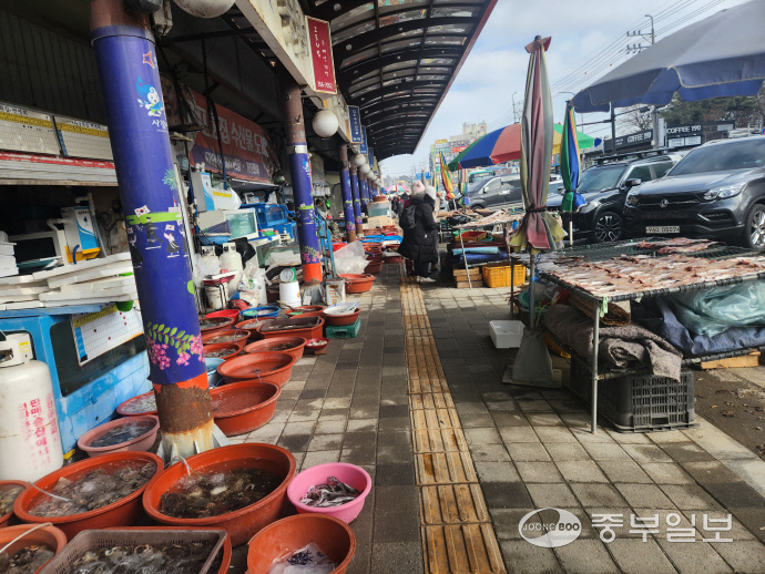 사강시장에 늘어선 수산물거리의 모습. 사진=임창희기자