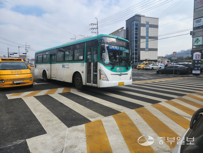 금정역과 제부도입구를 연결하는 330번 버스. 사진=임창희기자