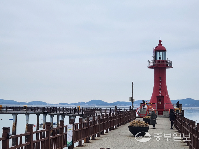 제부항 빨간 등대. 사진=임창희 기자