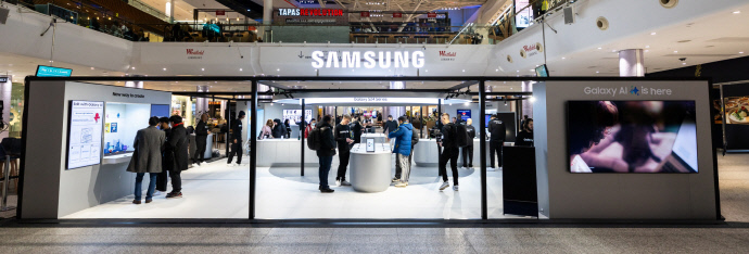 19일 영국 런던 웨스트필드 쇼핑몰에 마련된 ‘갤럭시 S24 시리즈’ 체험 공간에서 현지 소비자들이 제품을 체험하고 있다. 사진=삼성전자