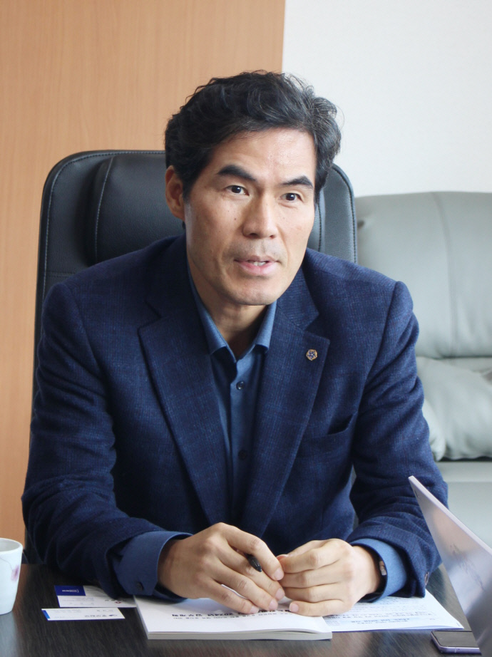 이민주 (재)경기도수원월드컵경기장관리재단 사무총장이 30일 재단 사무총장실에서 진행된 기자간담회에서 발언을 하고 있다. 사진=경기도수원월드컵경기장관리재단