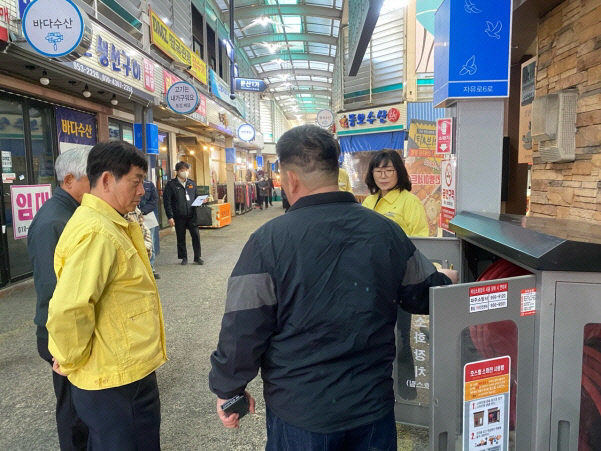 김진기 파주부시장(왼쪽)이 설 명절을 앞두고 전통시장 화재대비 합동점검을 실시하고 있다. 사진=파주시청