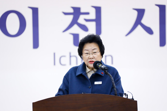 김경희 이천시장이 3일 시청 대회의실에서 신년 기자회견을 열고 첨단산업 육성 방안을 밝히고 있다. 사진=이천시청