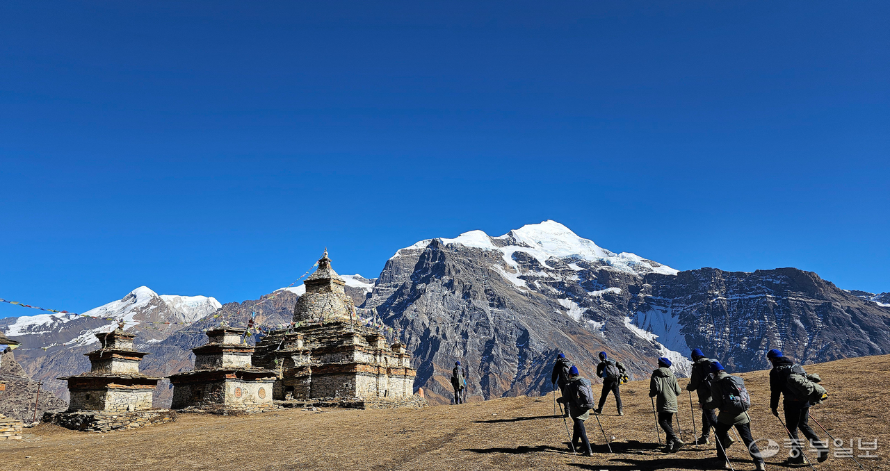 중부일보 ‘2023 Expedition East of Annapurna’가 국내 청소년 히말라야 탐험대로는 처음으로 네팔 나르푸 계곡 탐험에 성공했다. 탐험대원들이 지난달 28일 해발 4천110m에 위치한 나르 마을로 향하고 있다. 사진=김종화기자