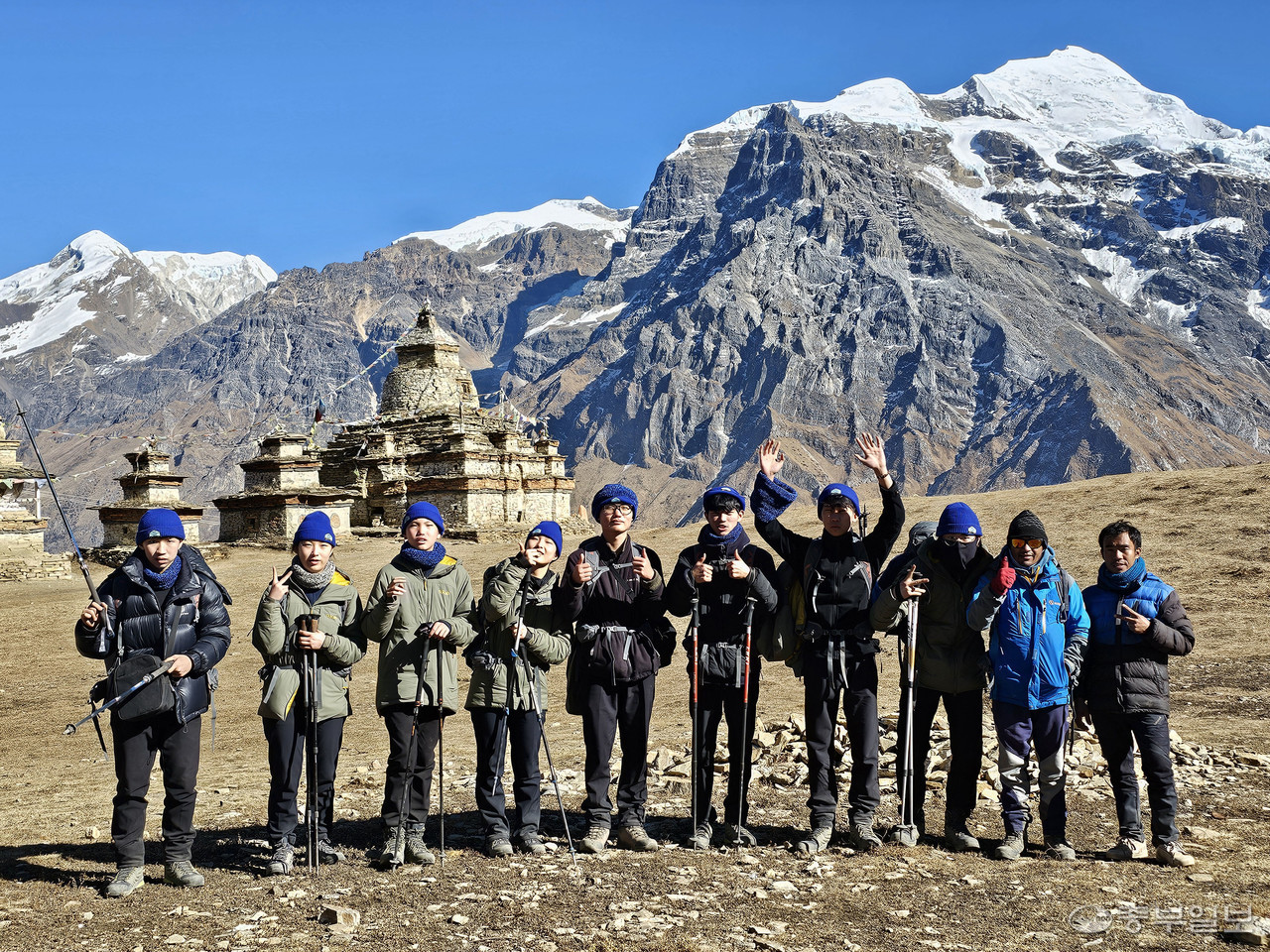 중부일보 ‘2023 Expedition East of Annapurna’가 국내 청소년 히말라야 탐험대로는 처음으로 네팔 나르푸 계곡 탐험에 성공했다. 탐험대원들이 지난달 28일 해발 4천110m에 위치한 나르 마을을 탐방한 후 기념 사진을 찍고 있다. 사진=김종화기자