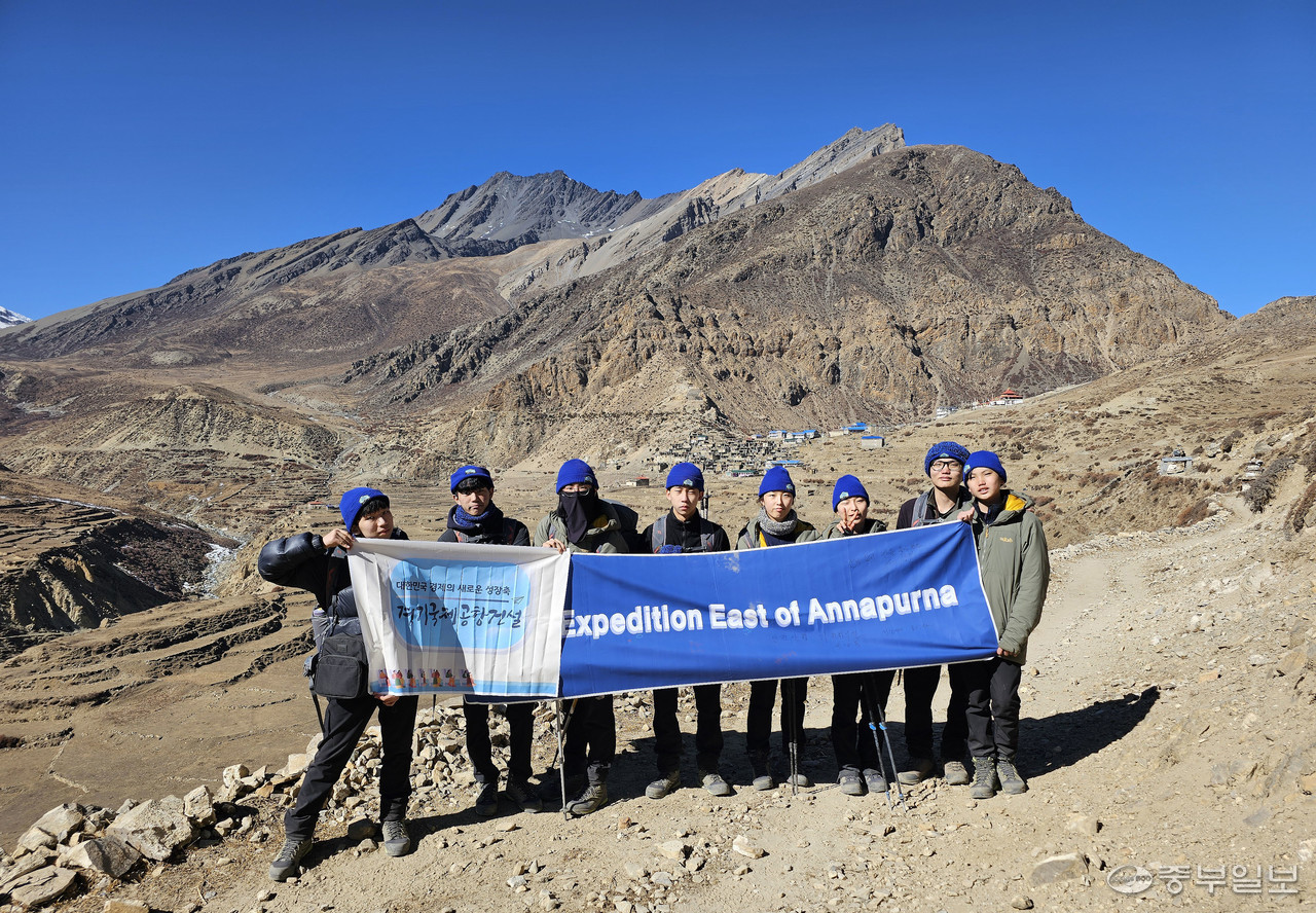 중부일보 ‘2023 Expedition East of Annapurna’가 국내 청소년 히말라야 탐험대로는 처음으로 네팔 나르푸 계곡 탐험에 성공했다. 탐험대원들이 지난달 28일 해발 4천110m에 위치한 나르 마을 입구에서 기념 사진을 찍고 있다. 사진=김종화기자