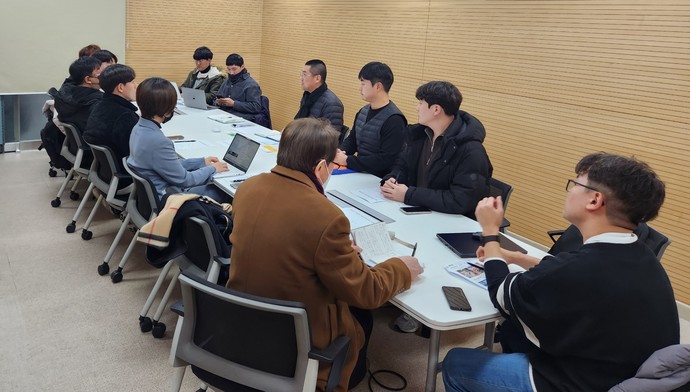 화성시는 9일 화성시 스마트도시 통합운영센터 회의실에서 올바른 PM(개인형 이동장치) 문화 정착을 위한 관내 PM 업계 간담회를 개최했다. 사진=화성시청