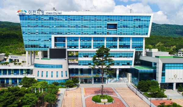 이천시청 전경.