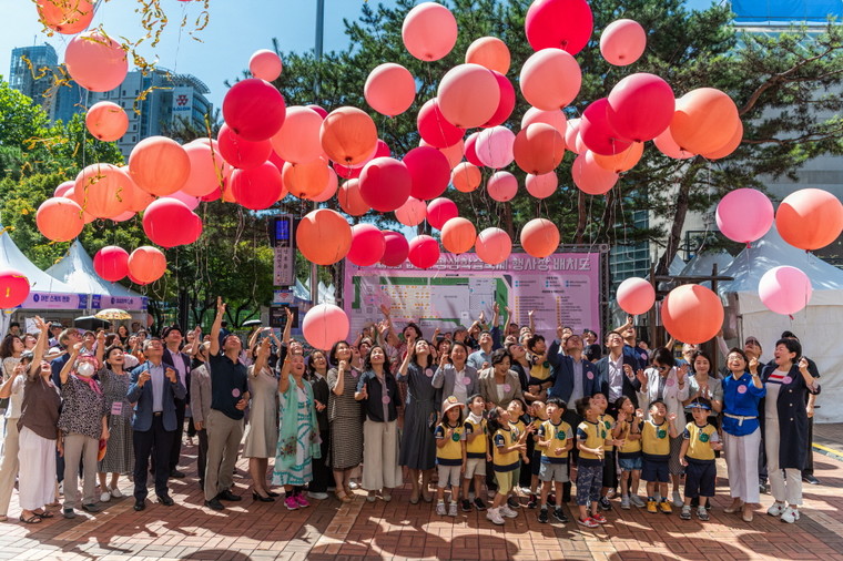과천시가 2024년 평생학습 사업설명회를 진행한다. 사진은 지난해 열린 2023년 평생학습축제 개막식 퍼포먼스 모습. 사진=과천시청